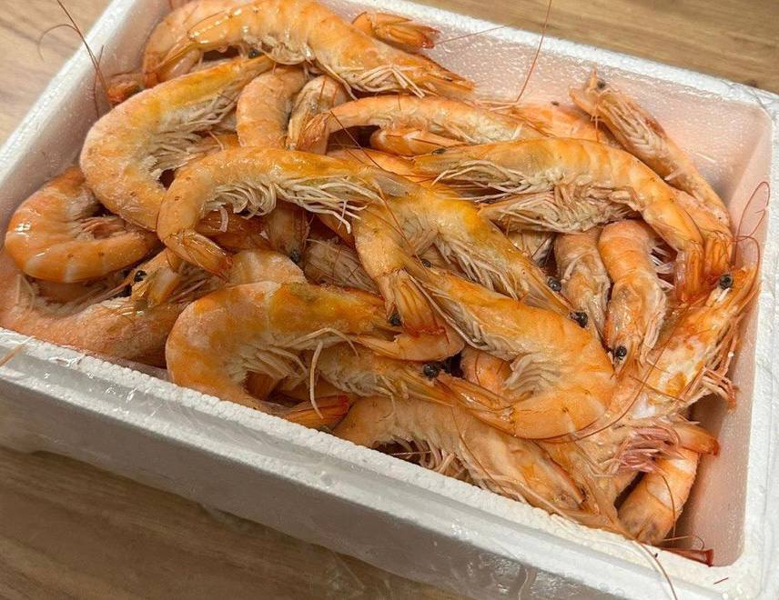 Boiled tiger shrimp with head